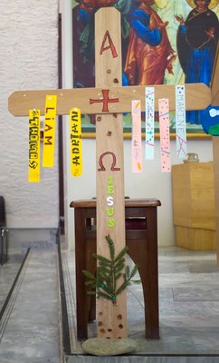 ...confectionne une croix...